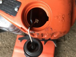 チェーンソーオイル注入口